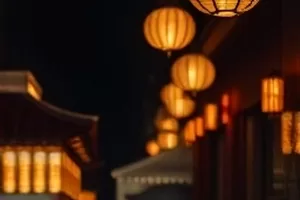欧洲影院首屏主推作品《雪线以南》横版剧照，人物站在山路尽头回望远处山脊