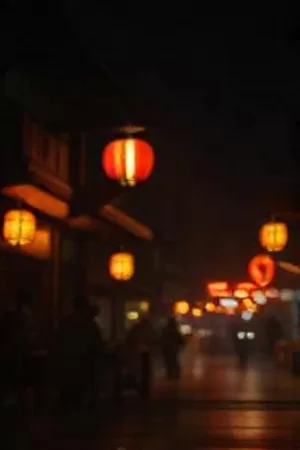 《手写体情书》竖版海报，桌面上摊开的手写信纸与钢笔